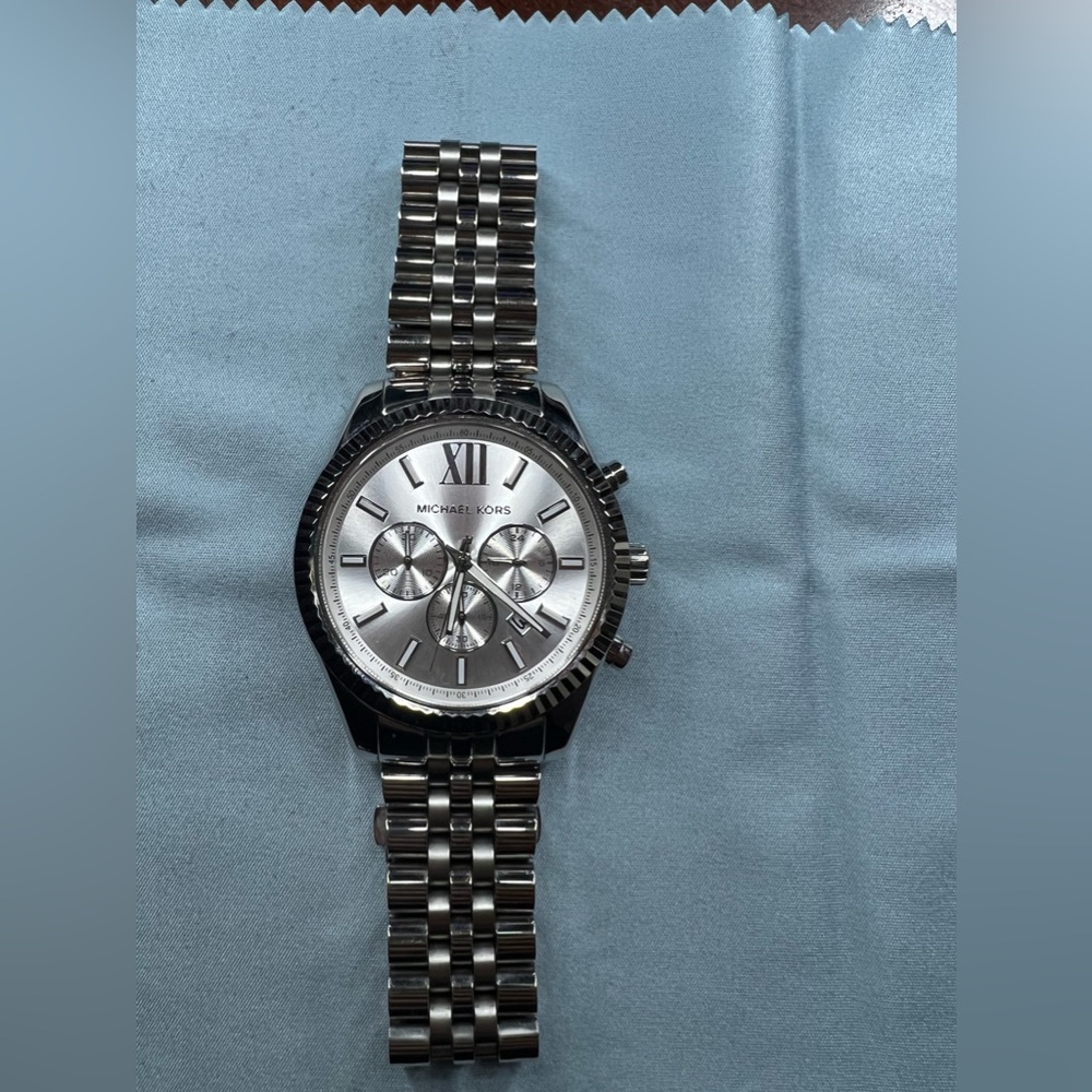 Like knew Michael Kors Oversized Silver-Tone Watch
Style# MK6731